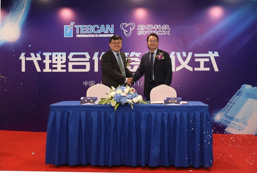 蔚華科技與TESCAN正式簽署合作協議，左為TESCAN中國總經理馮駿，右為蔚華電子科技（上海）總經理楊向群